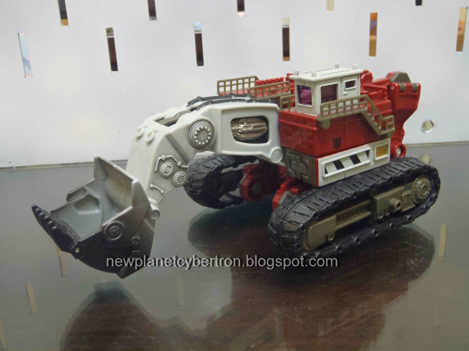 New Cybertron Transformers Review Demolisher (ROTF Voyager)
