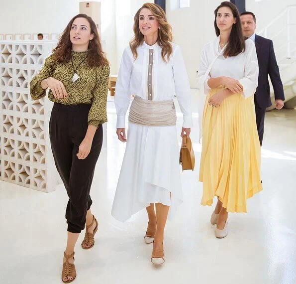 Queen Rania wore a white cotton and linen midi skirt by Loewe, and Maureen shoes by Malone Souliers. Scotria Power satchel