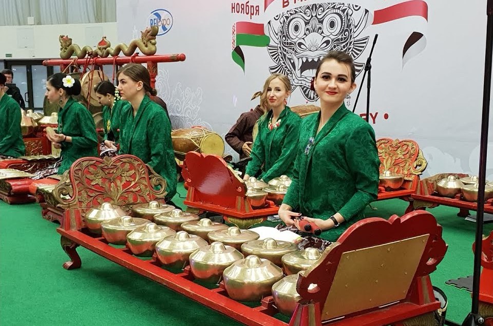 Pemain alat musik tradisional gamelan jawa disebut