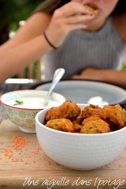 Beignets de lentilles épicés et raïta concombre menthe