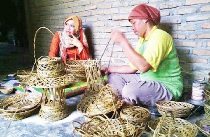 KERAJINAN LIDI KELAPA KISAH SUKSES PENGRAJIN DARI LIDI