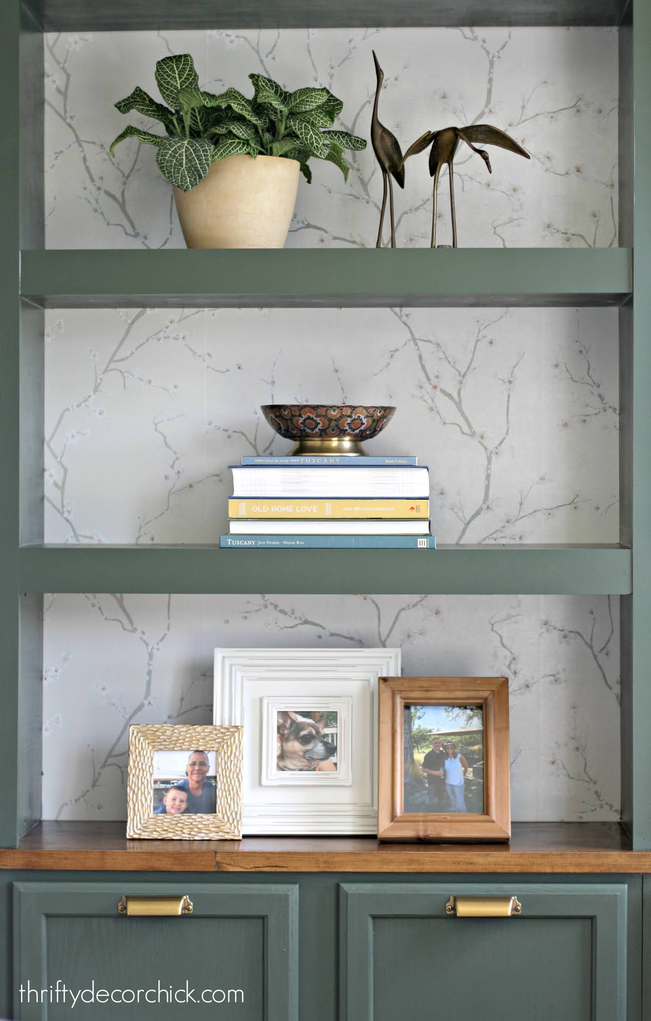 Five Simple Tips for Decorating Shelves and Bookcases Thrifty Decor