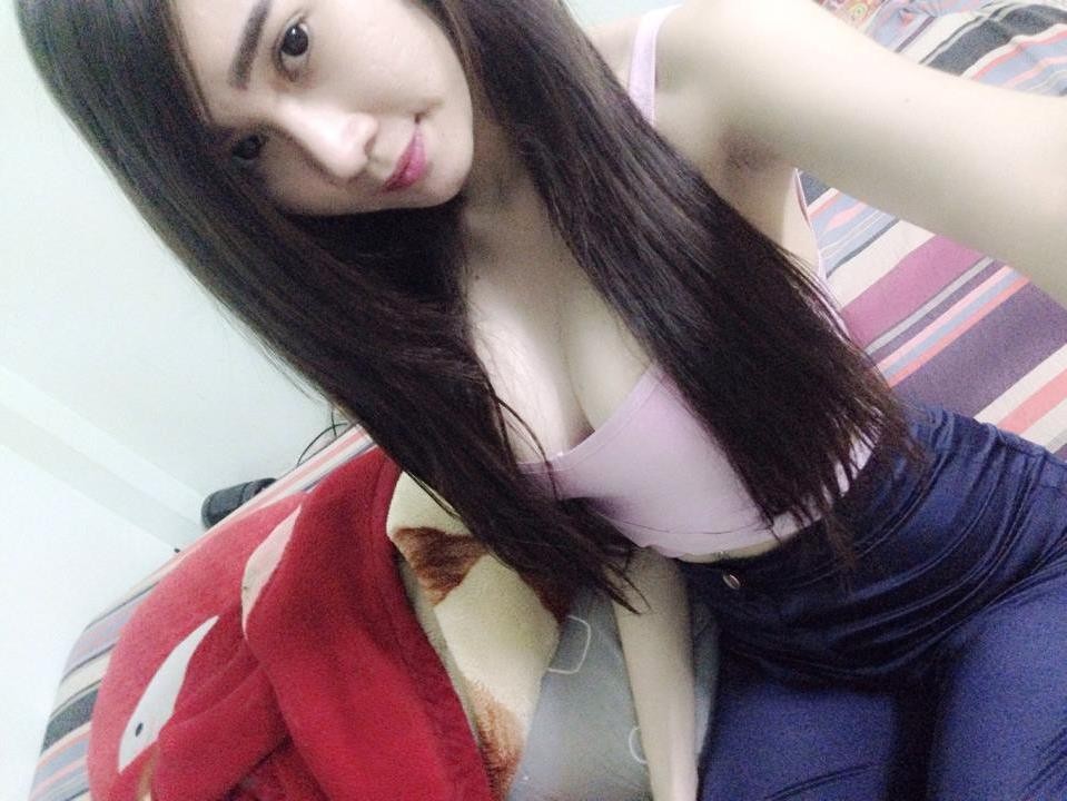 Linh Elly khoe vếu