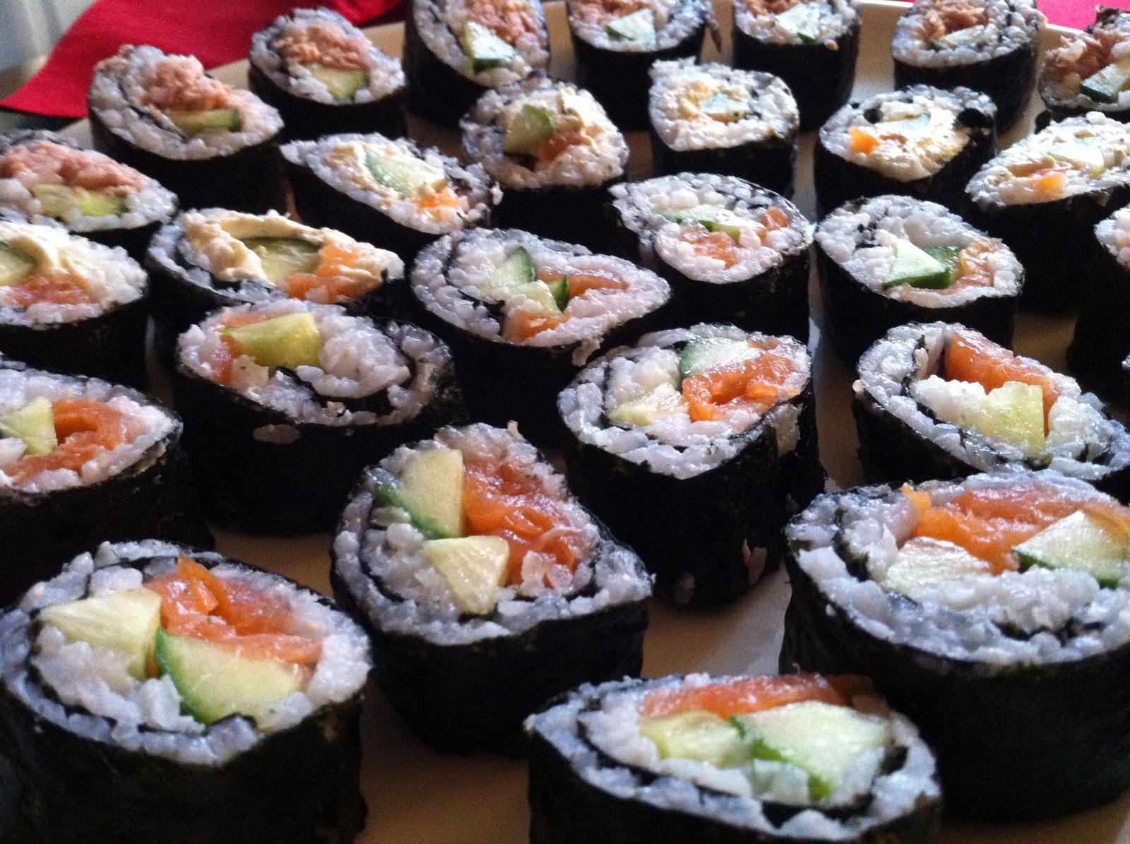 Видео рецепты домашних роллов. Готовка суши. Суши жизнь март. Суши дома Чебоксары. Как приготовить суши из форели.