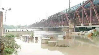 दिल्ली में यमुना नदी का जलस्तर खतरे के निशान से ऊपर yamuna river,delhi mein yamuna ka star badha,yamuna water dispute