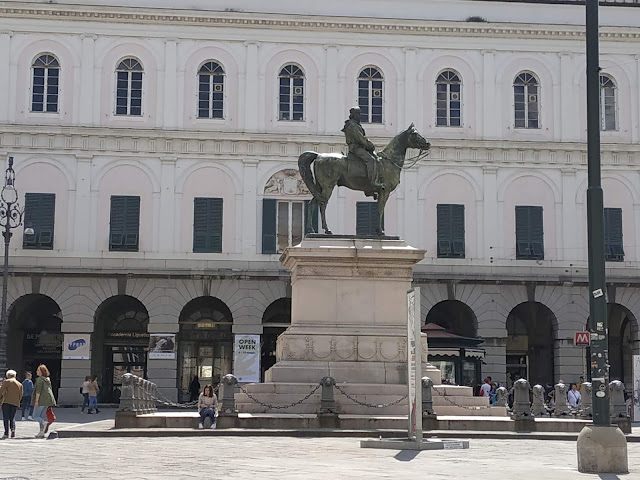 Statue de Giuseppe Garibaldi située devant l'opéra.