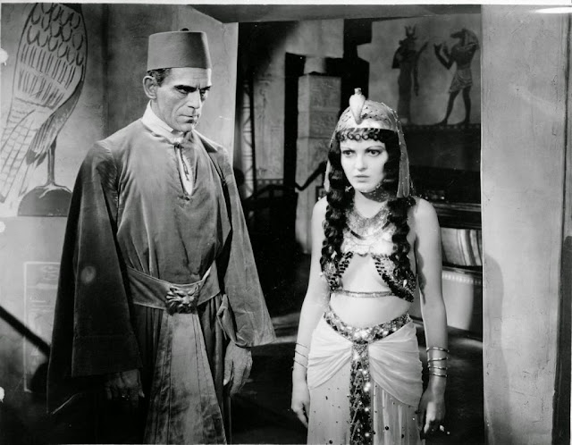 Легенда о зловещей египетской мумии, которая стремится отомстить человечеству, происходит преимущественно из кинематографа, в частности из фильма "Мумия" Карла Фройнда с Борисом Карлоффом в главной роли.