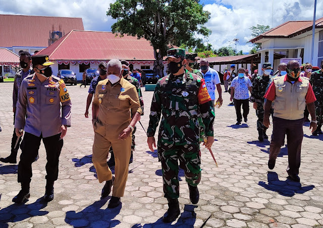 Dominggus Mandacan Ajak Warga Manokwari Selatan Hindari Tak Jelas Tentang Covid-19.lelemuku.com.jpg