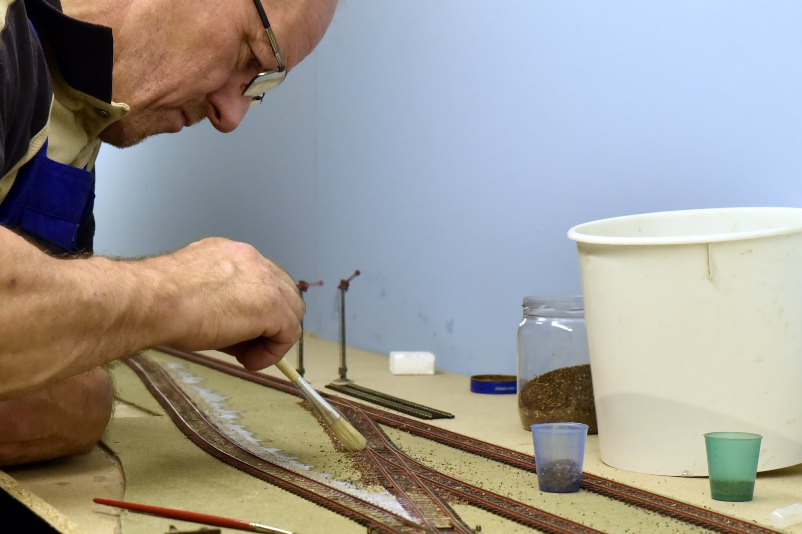 Sydvestjydsk Modeljernbaneklub. Ølgod. Grantræer og ballast.