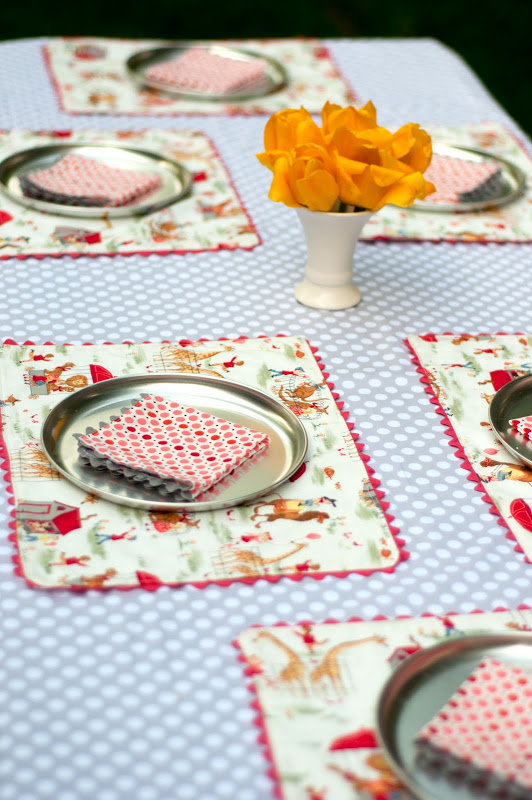 Aesthetic Nest: Sewing: Rickrack Place Mats and Napkins (Tutorial)