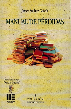 Portada de Manual de pérdidas de Javier Sáchez García, en donde se ve un montón de libros en el medio de la portada con un fondo beige.
