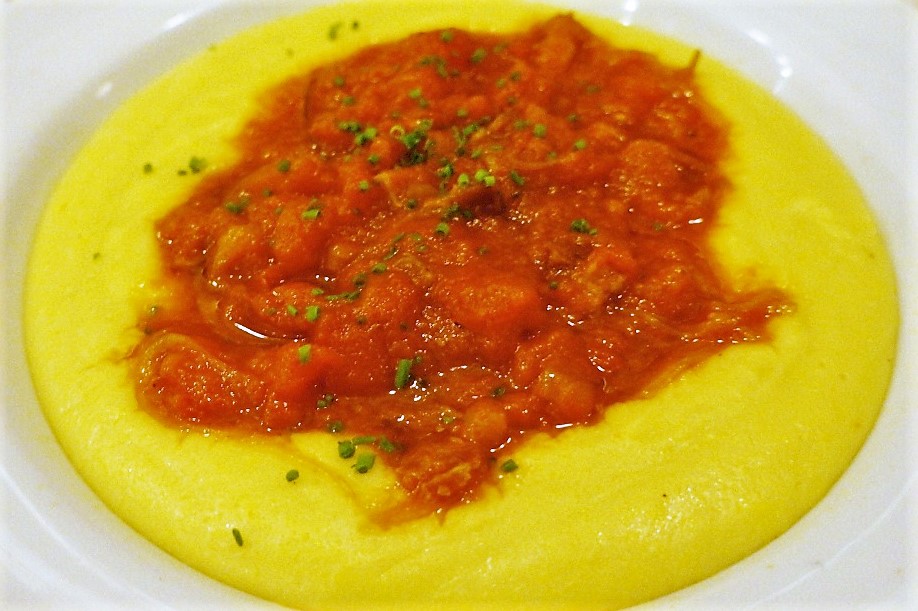 Polenta com quinoa e tomate (prato principal)