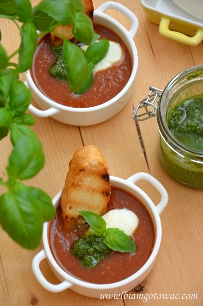 Zupa pomidorowa z pesto i mozarellą (Krem Caprese)