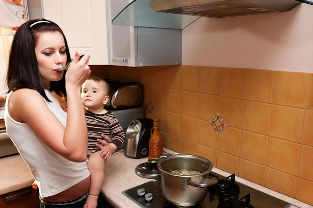 Сын мать на кухне видео. Мама на кухне. Мама готовит с сыночком Димочкой. Мама ночью на кухне.