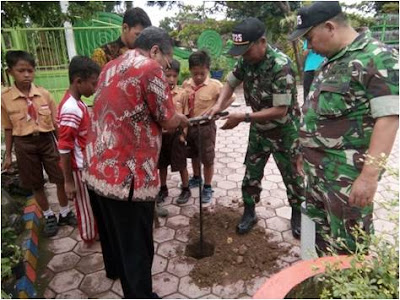 KORAMIL SUKODONO BANTU BUAT LUBANG  BIOPORI DI SD N 3 SUKODONO