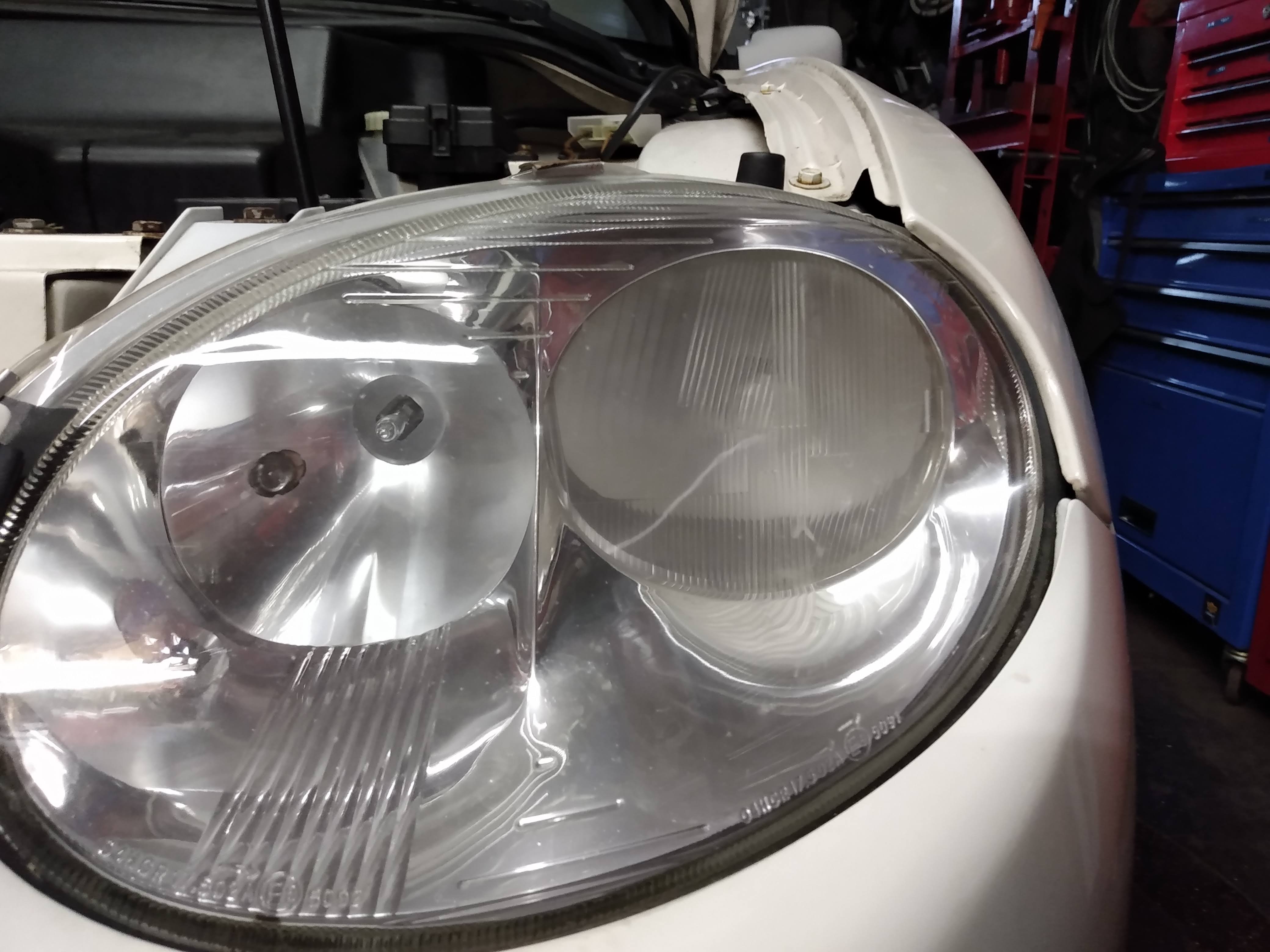 RustyDaytrips.nl MGF Headlight swap a set of new Bifocals