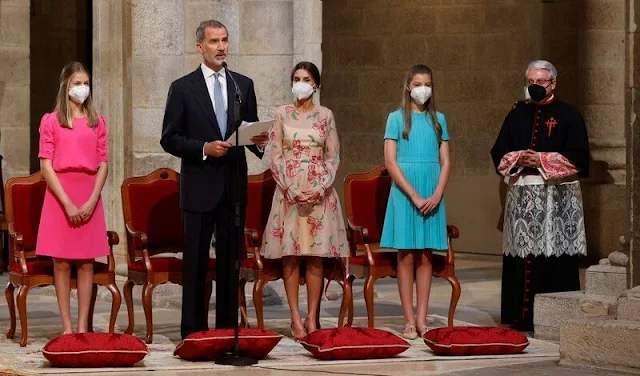 Queen Letizia wore a floral embroidered organza dress from  Carolina Herrera. Crown Princess Leonor and Infanta Sofia