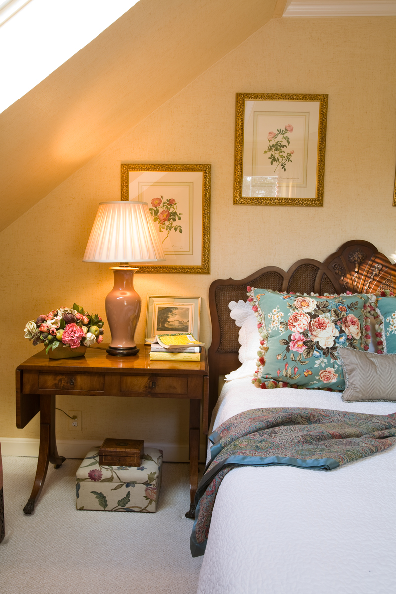 Beautiful And Elegant Small Bedroom Decorating Ideas DIY Decor Traveller