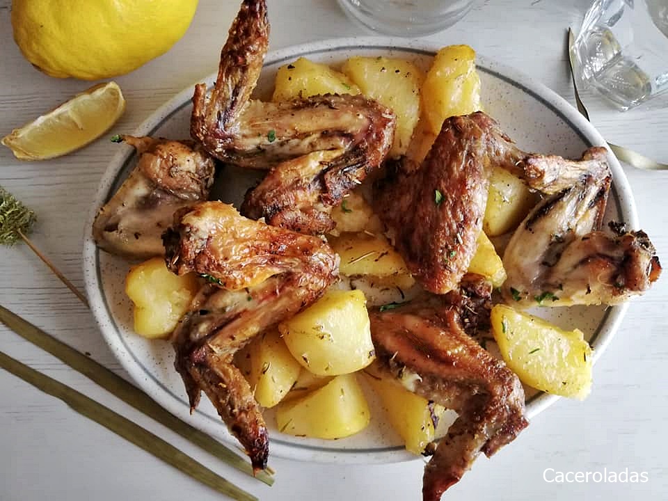 Alitas de pollo marinadas al horno con patatas | Caceroladas