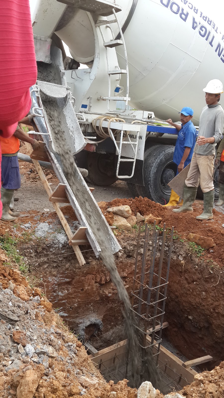 YENNES TEKNIK: Dokumentasi Kegiatan Pengecoran Pondasi Foot Plate