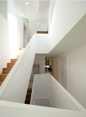 El Color Blanco en la Pared de una Escalera | Ideas para decorar