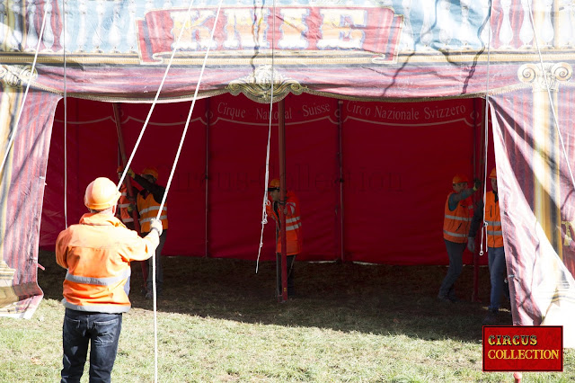 Devant le chapiteau, les employés du cirque Knie installent le grand et le petit buffet puis montent la tente d'entrée du cirque. ( Bulle le 24 septembre 2018 ) photo Philippe Ros