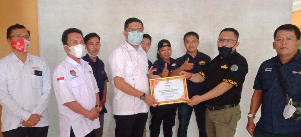 Dinilai  Aktif Suguhkan Informasi Pilkada, IWO Waykanan Terima Penghargaan dari KPUD