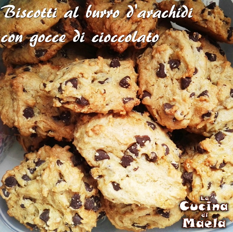Biscotti al burro di arachidi con le gocce di cioccolato