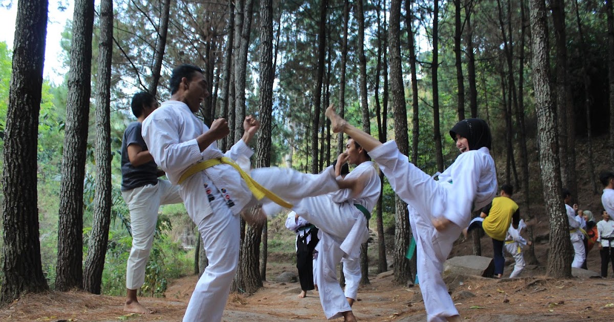 Beberapa Karateka Bandung Karate Club UIN Bandung berlatih bersama