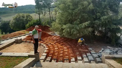 Dia 15 de setembro de 2016, Bizzarri na sede da Fazenda em Atibaia-SP, acompanhando a obra da construção da escada de pedra folheta com o piso de pedra com junta de grama e com as muretas de pedras e execução do paisagismo.