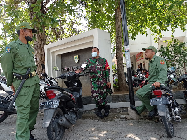 Melalui Komsos Babinsa Krebet  Ajak Linmas Tingkatkan Keamanan dan Taati Prokes 5M