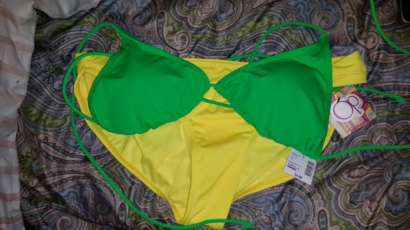 AngelaPanama.com: DIY Jamaica Flag Bra
