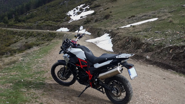 BMW F800GS. Trail Forever. Agua y verde por la Sierra Norte.