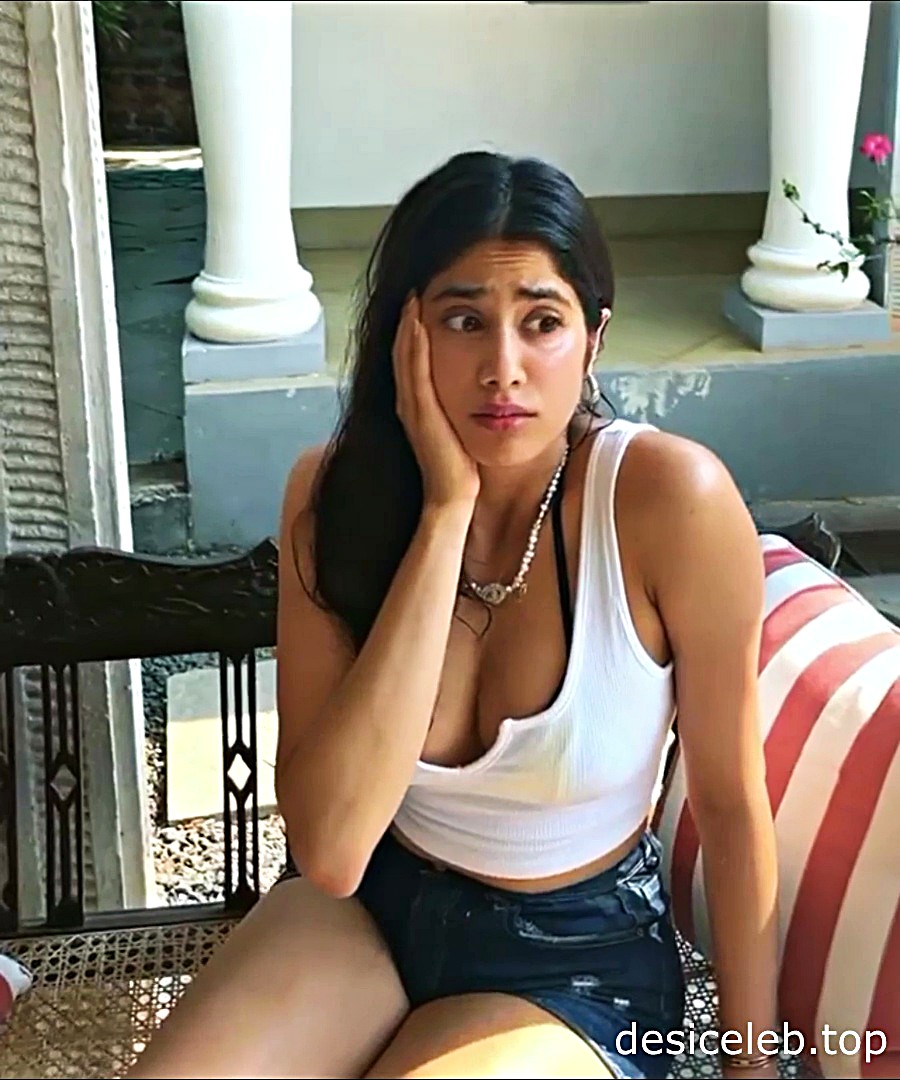 Janhvi Kapoor Cleavage,Janhvi Kapoor deep cleavage, Janhvi Kapoor boobs, Janhvi Kapoor in vacation, Janhvi Kapoor sexy stills