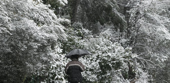 Καιρός: Xιόνια στον Διόνυσο - Δείτε τις εικόνες