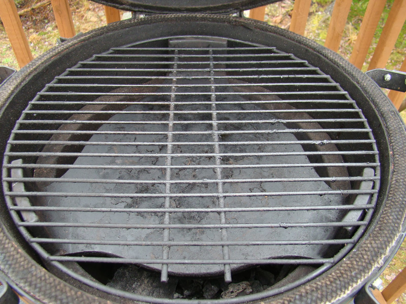 HRM CREATIVE BBQ Kamado Joe heat deflector vs Big Green Egg Plate setter.