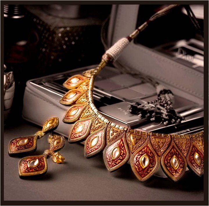 Gold and Diamond jewellery designs: Tanishq glam gold necklace set