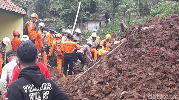 Detik-detik Longsor Cimanggung Sumedang yang Tewaskan 11 Orang Detik-detik Longsor Cimanggung Sumedang yang Tewaskan 11 Orang