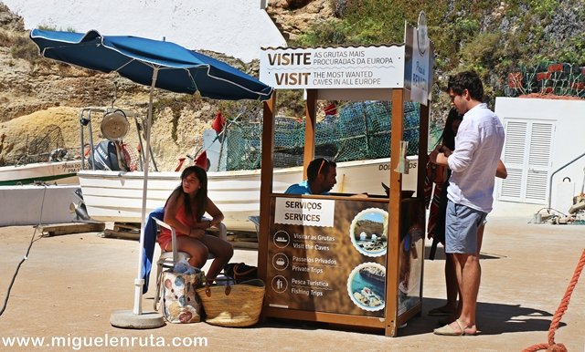 Puesto-entradas-playa-Benagil