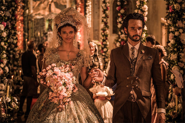 Velho Chico novela, figurino, Leonor (Marina Nery) vestido de noiva igreja cena casamento leonor e afranio entrando na igrega