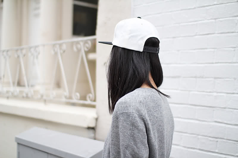 красивые девушки в бизболке. красивые девушки в бейсболках. девушка в бейсболке без лица. брюнетки в белой кепке. красивая девушка в кепке.