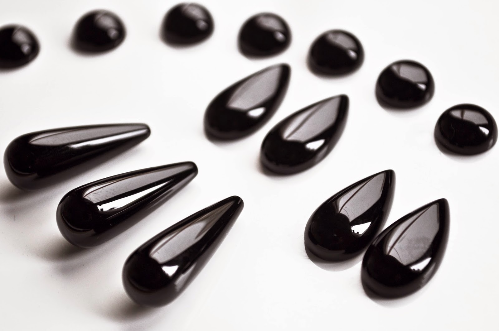 Madame Macabre Piedras y minerales negros.