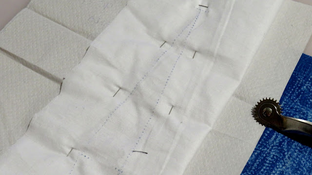 Vista en detalle de pinza marcada sobre la tela con papel de calco