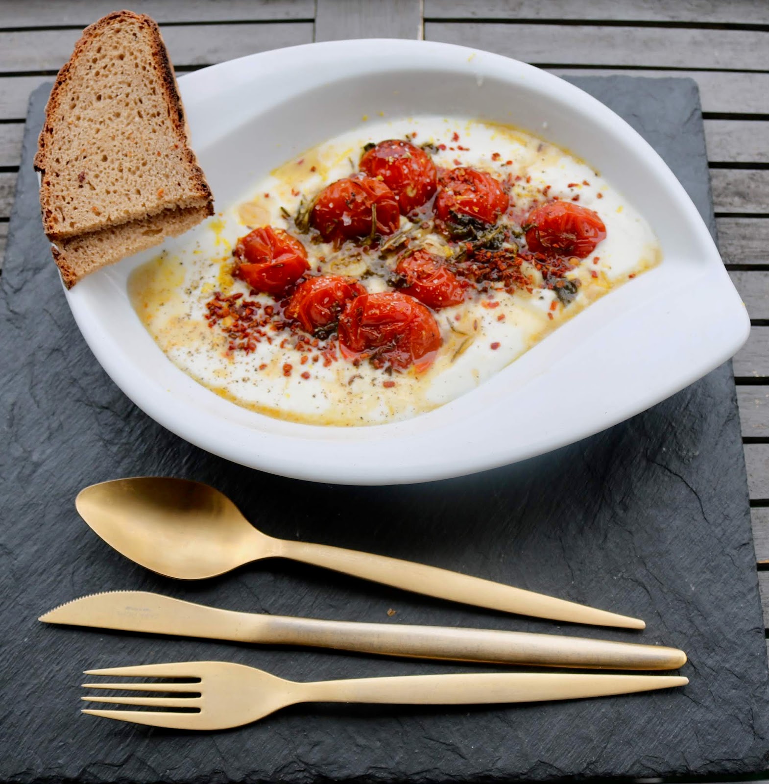 Heiße Tomaten auf kaltem Joghurt