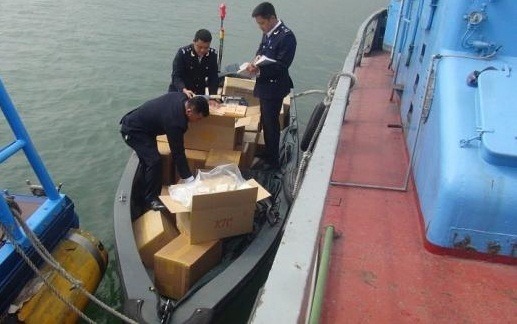 Hải quan Việt Nam bắt giữ xuồng máy chở thuốc lá lậu vi phạm vùng biển chủ quyền