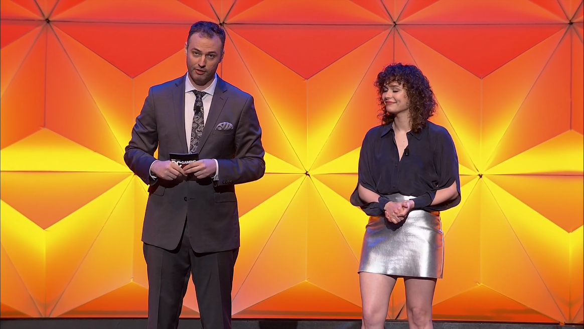 фрэнки уорд в костюме акулы. новые шоу 2022. Frankie cs. кудрявая ведущая фрэнки уорд. E3 2019 ведущая.