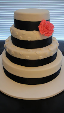 Black and Whitre Wedding Cake