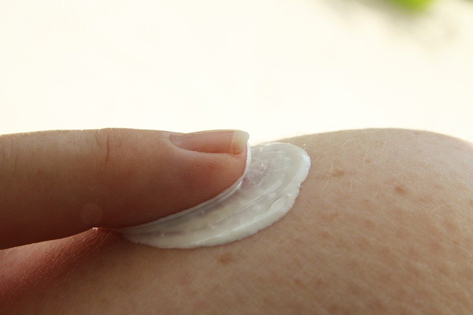 A person using SPF 30 physical sunscreen on her skin