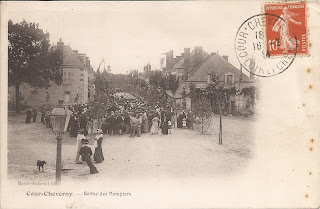 Aux abords de la Mairie - Cour-Cheverny