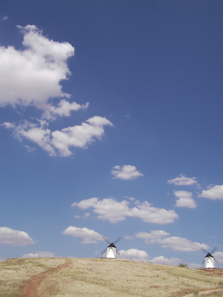 Cielo y molinos en la llanura